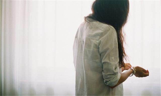 相信别人喜欢自己，不如相信自己喜欢别人快乐