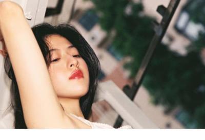 难过了，静静抱着自己